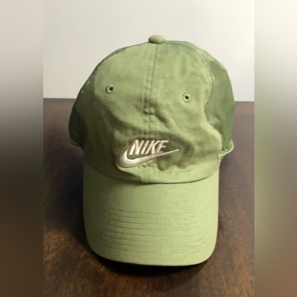 Nike wome’s hat back adjustable strap lightweight green. OSFM